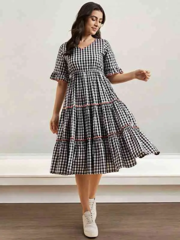 Checked V-neck midi dress with flared half sleeves